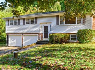 40 Green Valley Dr, Oakdale, CT 06370