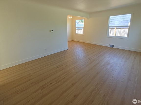 4th image of 818 118th Street S