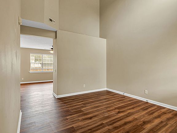 4th image of 106 Briar Hollow Dr