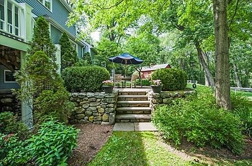 5th image of 185 Woodbury St