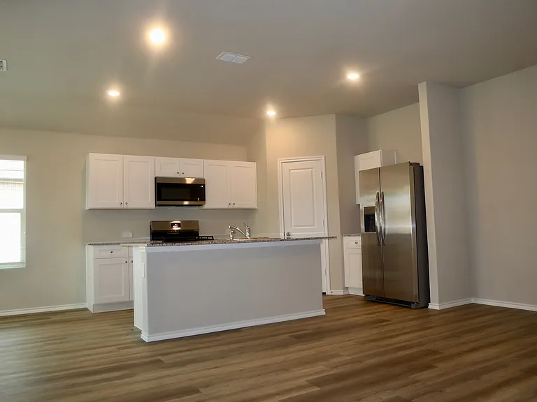 5552 Rollins Dr — Photo 4