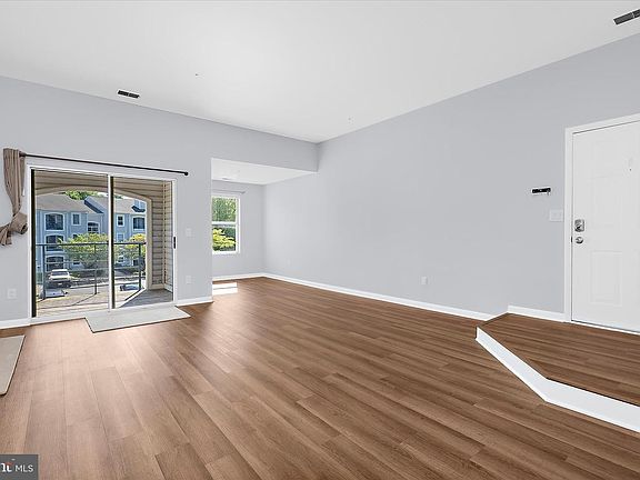 3rd image of 40 Greystone Ct APT L