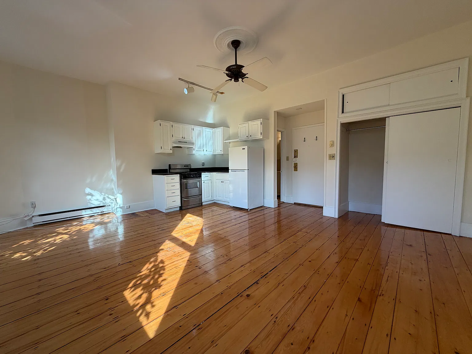 Studio, $2,400 — Photo 3