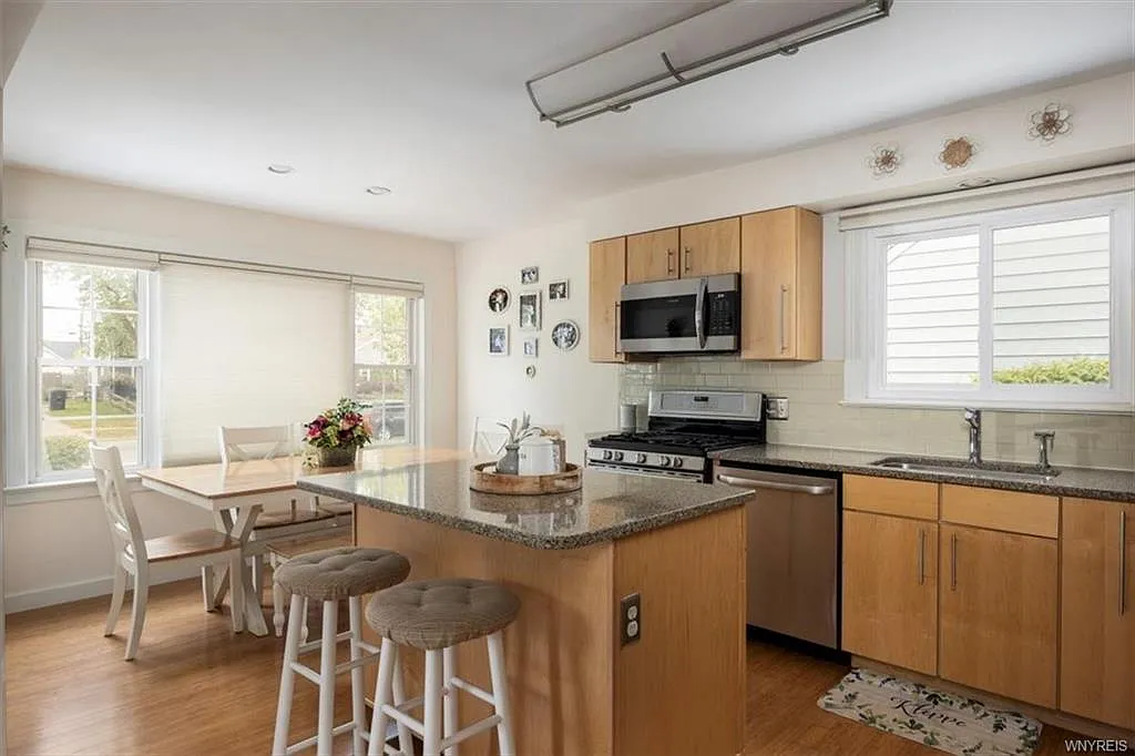 3 bed, 1432 sqft, $2,200 — Photo 2