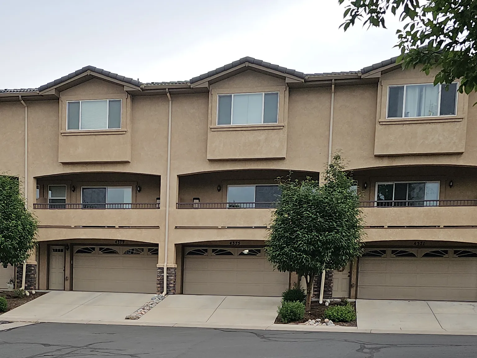 3 bed, 2.5 bath, 1316 sqft, $2,200 — Photo 2