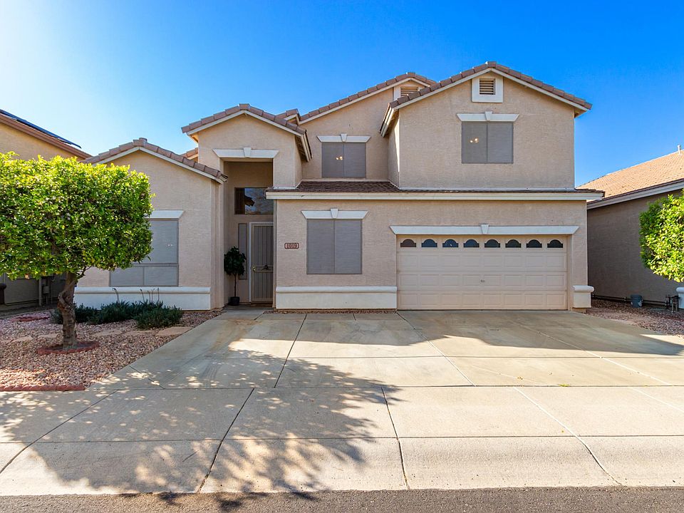 Extended driveway can fit 3-4 cars!