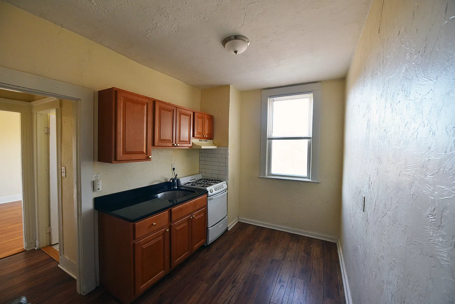 2 bed, 1000 sqft, $2,200 — Photo 2