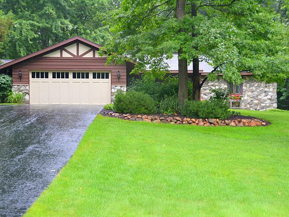 2nd image of 2819 Burrwick Dr SE