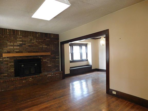3rd image of 824 W 2nd Ave