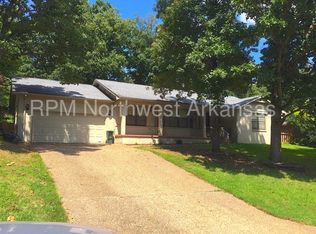 3105 N Warwick Dr, Fayetteville, AR 72703
