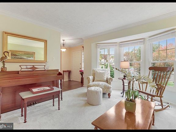 5th image of 210 Pin Oak Ct