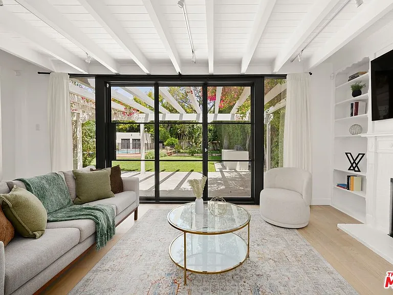 712 N Rodeo Dr — Photo 8