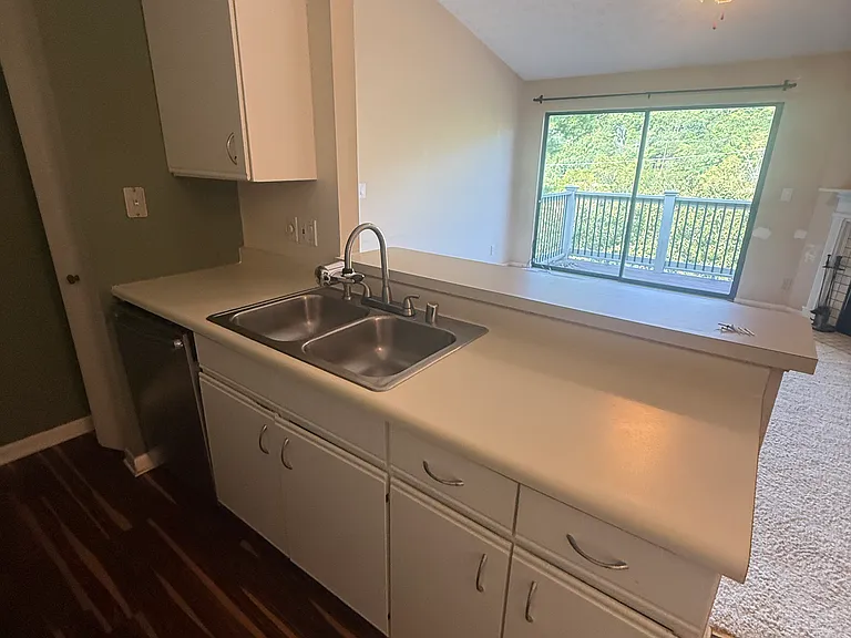 10 Woodland Hills Dr #10 — Photo 5