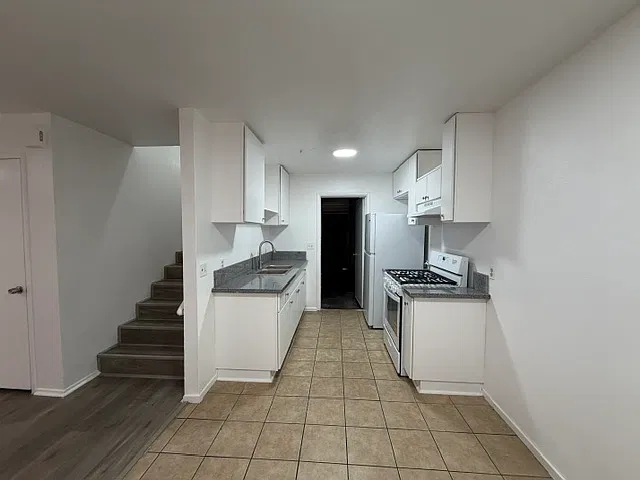 2 bed, 1.5 bath, 850 sqft, $2,500 — Photo 3
