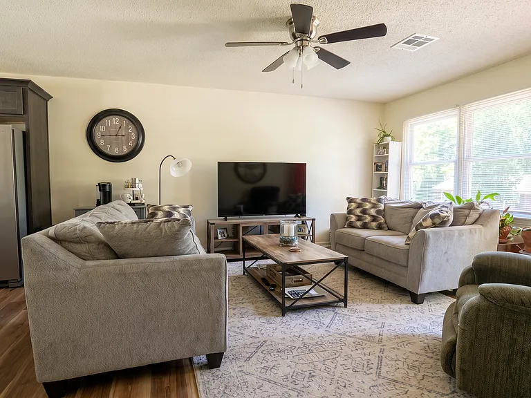 Country Club Apartments — Photo 26