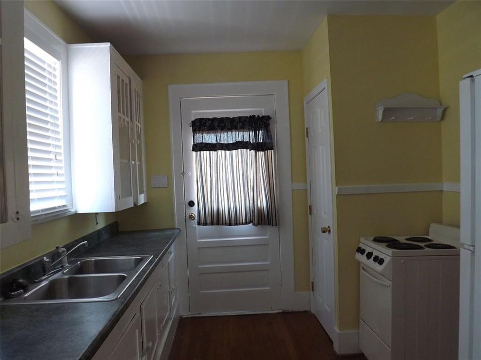 1st image of 915 10th St