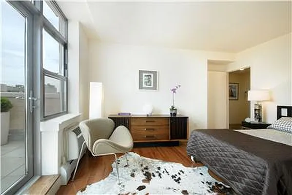 Sold by Warburg | media 10