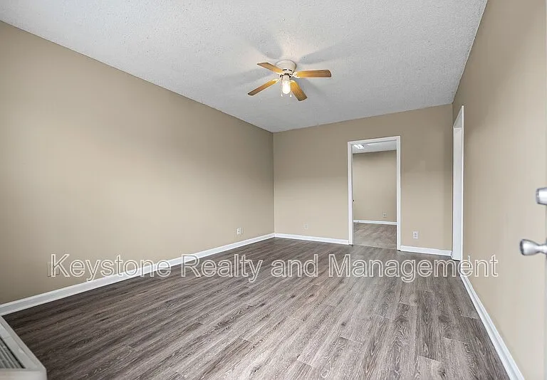 704 Peachers Dr — Photo 2