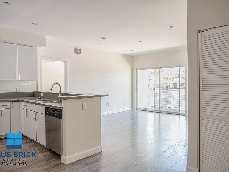 4305 Laurel Canyon Blvd #202A — Photo 2