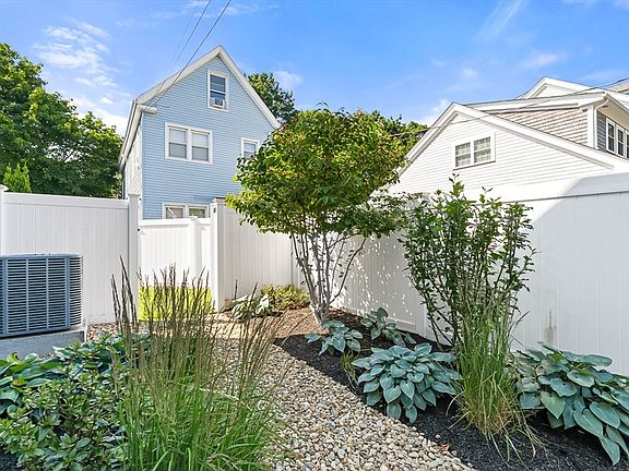 4th image of 52 Salem St #52