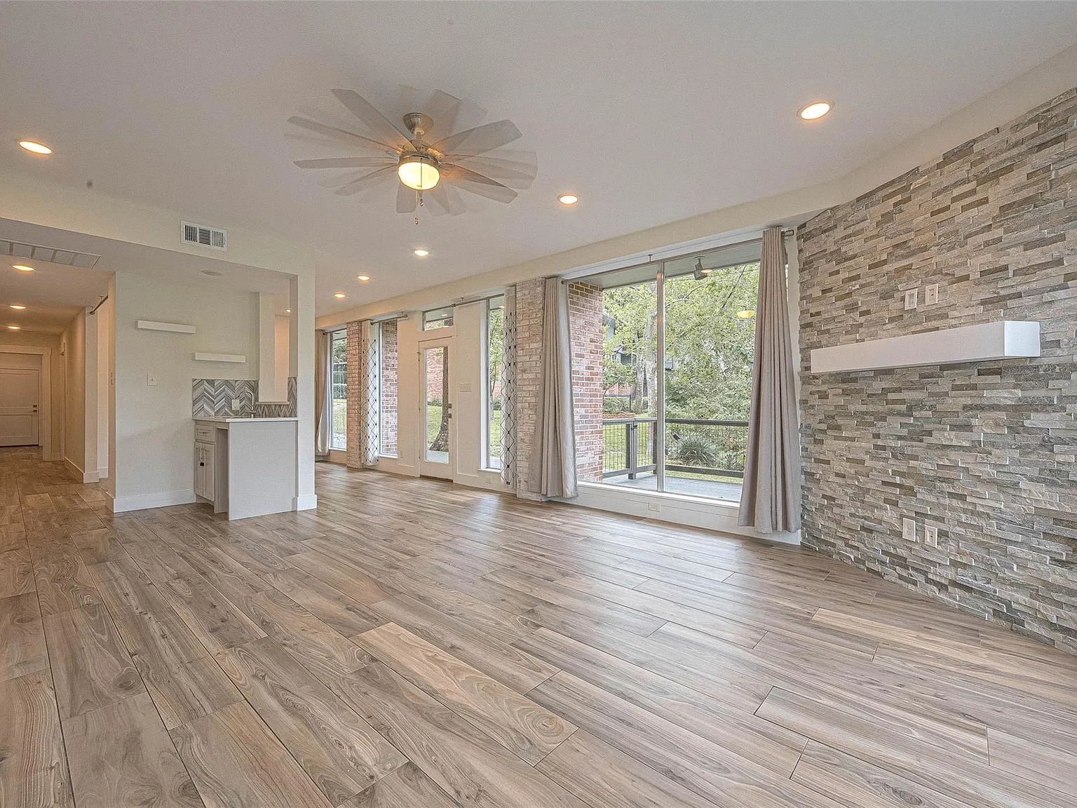 3 bed, 2.0 bath, 2000 sqft, $3,500 — Photo 3