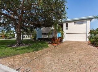10202 3rd St E, Treasure Island, FL 33706