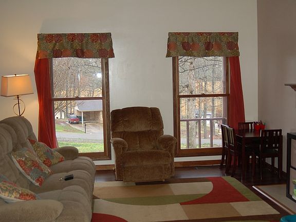 4th image of 582 Clifty Village Ln
