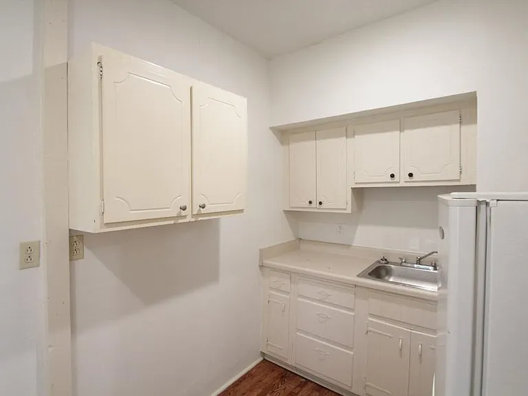 442 Franklin Ave — Photo 3