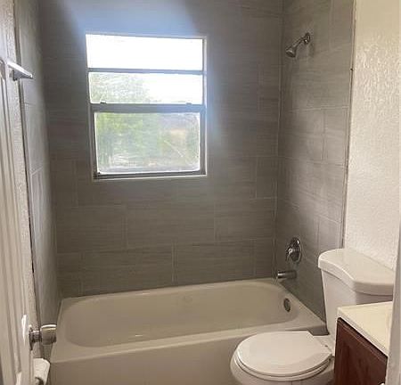 4th image of 840 NW 5th Ave #4