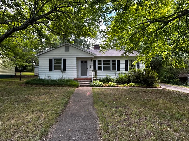 811 W Elm St — Photo 2