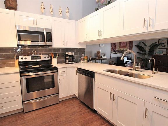 4th image of 3172 Greenwood St