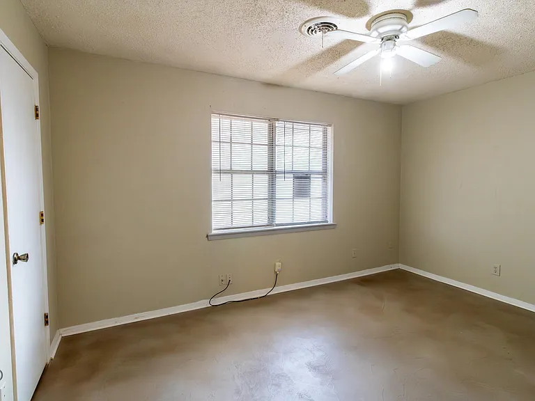 1303 Mockingbird St — Photo 11