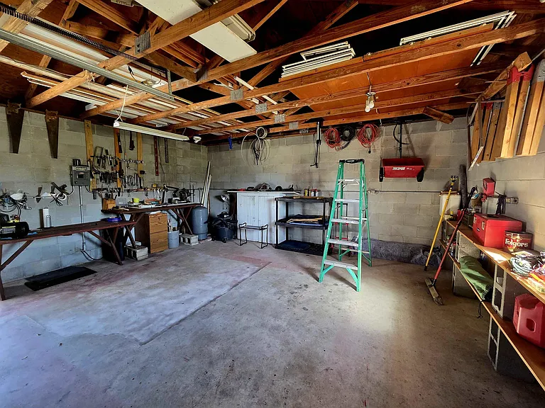 102 S Claire Dr — Photo 32