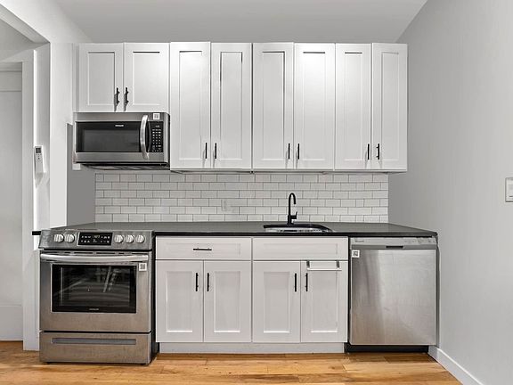 4th image of 326 Cornelia St APT 4