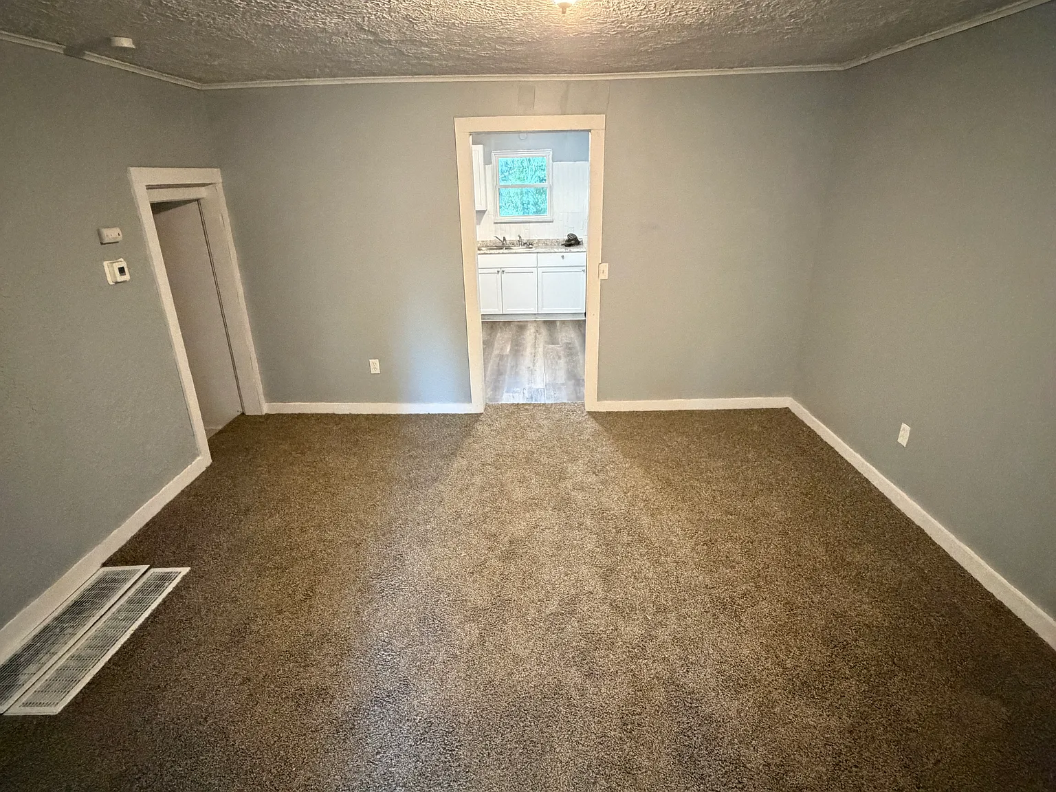 3 bed, 1.5 bath, 1037 sqft, $1,250 — Photo 2