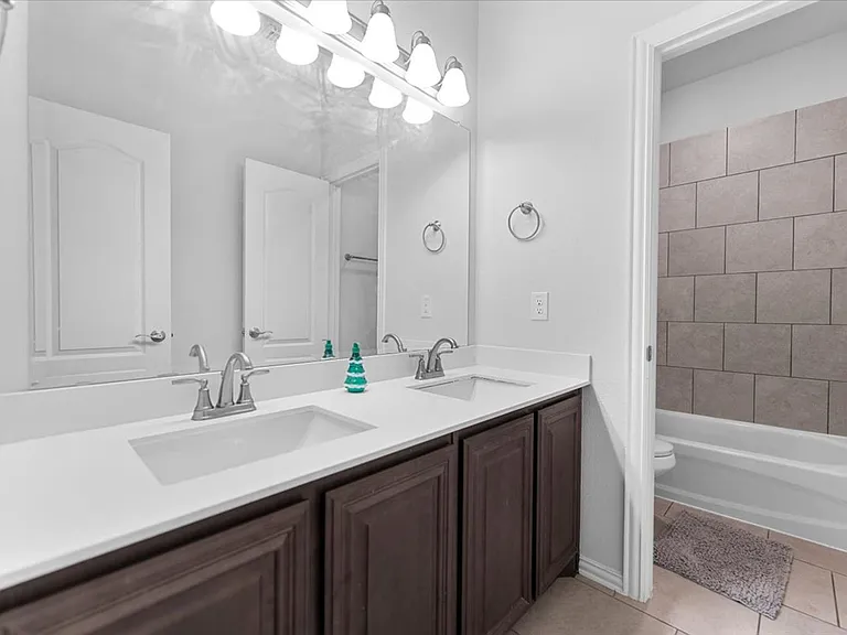 2760 Richard St — Photo 26