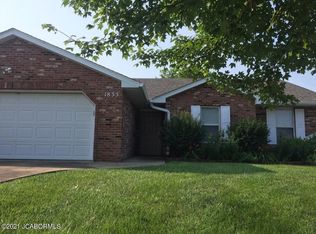 1833 Pinnacle Point Dr, Holts Summit, MO 65043