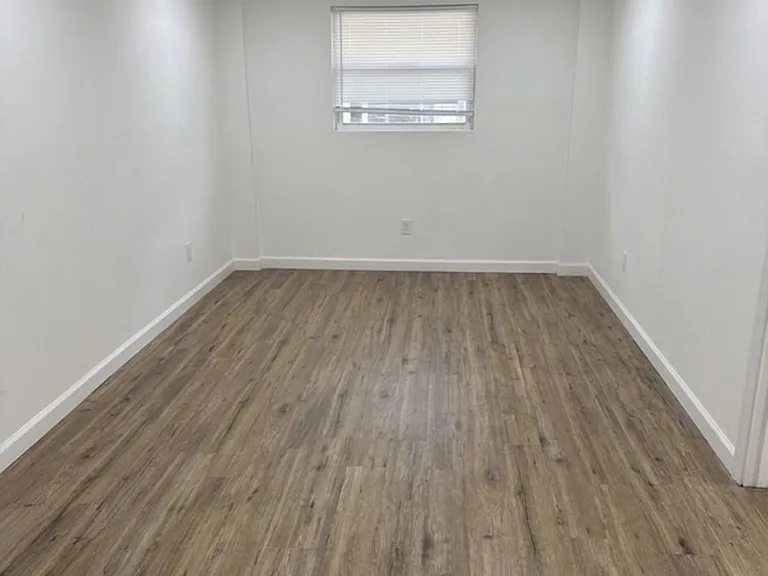 402 Regina St — Photo 8