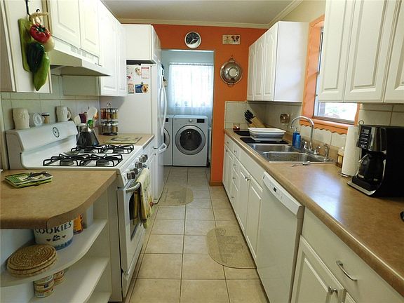 5th image of 2911 E Blue Hill Dr