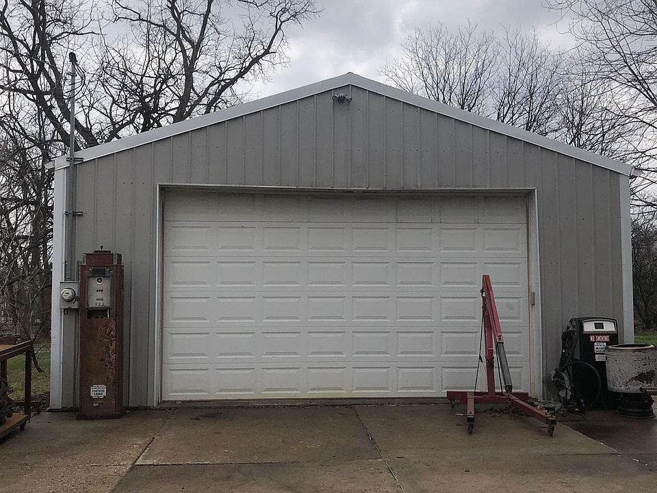2nd image of 302 3rd St