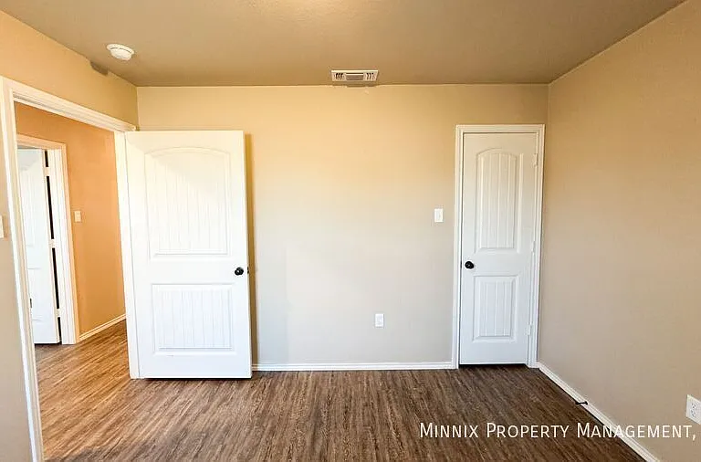 2516 N Avenue O — Photo 12