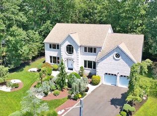 8 Aspen Ct, East Brunswick, NJ 08816
