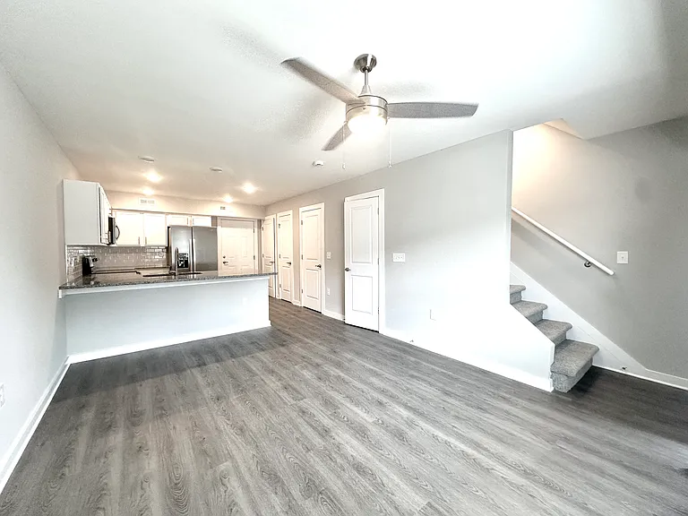 Oak Tree Apartments & Townhomes — Photo 31