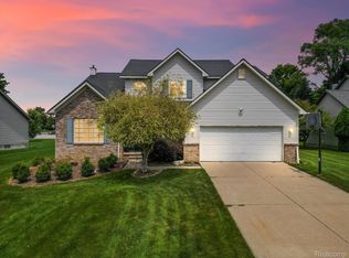 636 Glenmoor Dr, Oxford, MI 48371