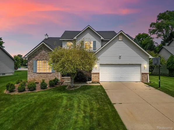 636 Glenmoor Dr, Oxford, MI 48371