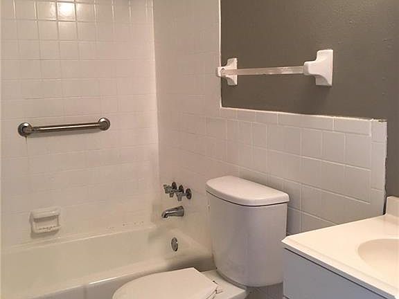 4th image of 1852 Golfview Ave APT 3