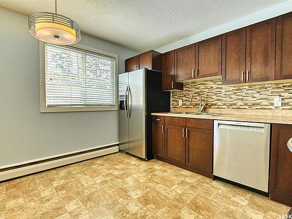 3rd image of UNIT 11-2121 Rae STREET