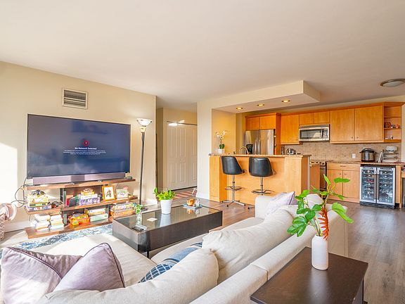 5th image of 1540 N La Salle Dr APT 308