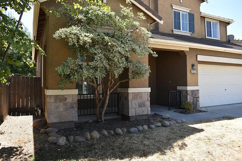 4 bed, 2.5 bath, 2116 sqft, $2,250 — Photo 3