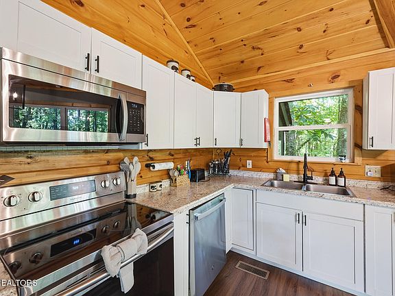 5th image of 707 Maple Ln